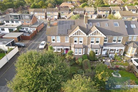 3 bedroom semi-detached house for sale, Fairview Drive, Chigwell IG7