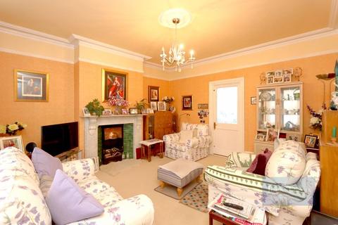 64 Fairview Drive, Chigwell, IG7 6HS