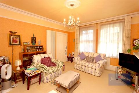 64 Fairview Drive, Chigwell, IG7 6HS