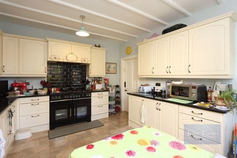 64 Fairview Drive, Chigwell, IG7 6HS