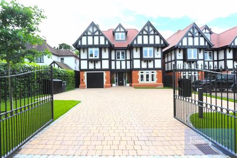 7 bedroom detached house to rent, Forest Lane, Chigwell IG7