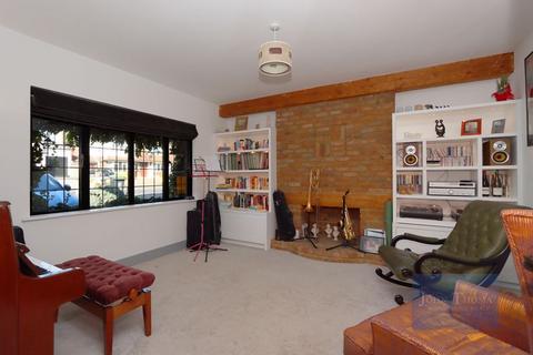 18 Lee Grove, Chigwell, IG7 6AF