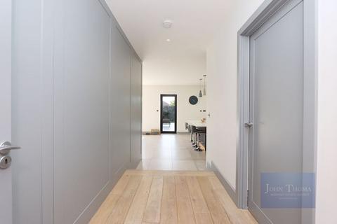 18 Lee Grove, Chigwell, IG7 6AF
