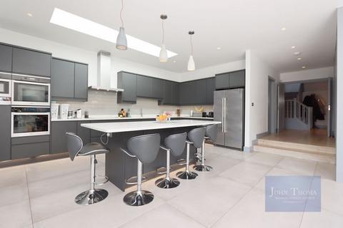 18 Lee Grove, Chigwell, IG7 6AF