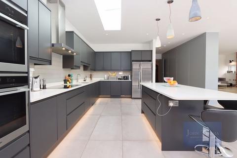 18 Lee Grove, Chigwell, IG7 6AF