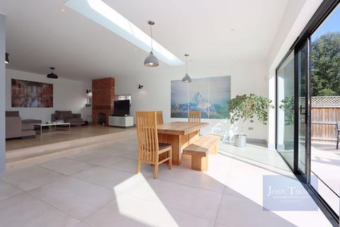 18 Lee Grove, Chigwell, IG7 6AF