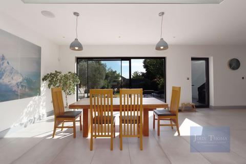 18 Lee Grove, Chigwell, IG7 6AF