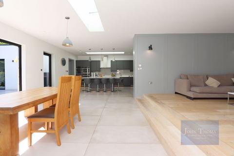 18 Lee Grove, Chigwell, IG7 6AF
