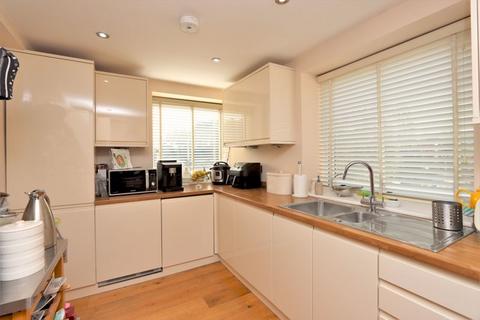 15, Spanbrook High Road, Chigwell, IG7 6AR