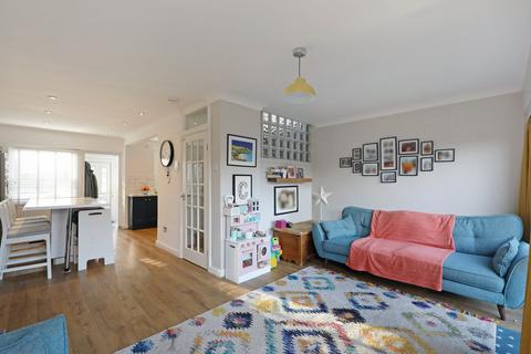 192 Buckingham Road, Hampton, TW12 3JX