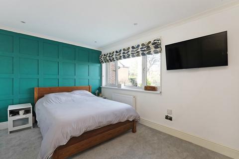192 Buckingham Road, Hampton, TW12 3JX
