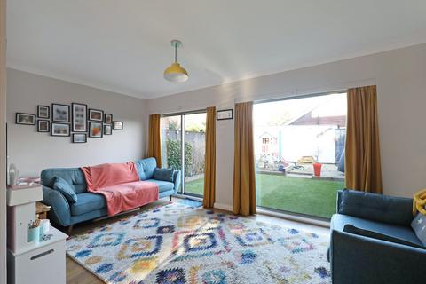 192 Buckingham Road, Hampton, TW12 3JX
