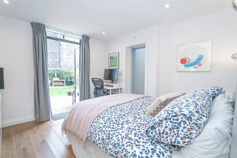 56a Stapleton Hall Road, London, N4 3QG