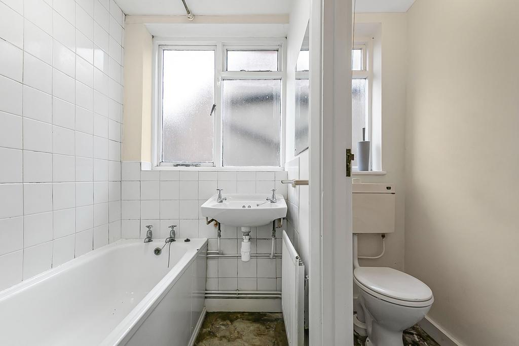 No.101a Studio Flat Bathroom &amp; W.C.