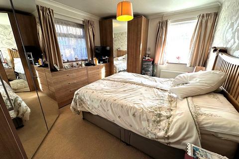 32 Lambert Crescent, Blackwater, Camberley, GU17 0PW