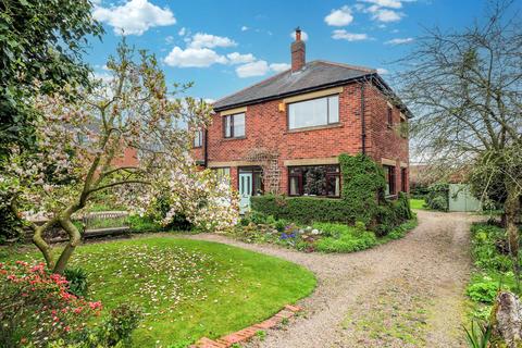 5 bedroom detached house for sale, Birchen Avenue, Ossett WF5