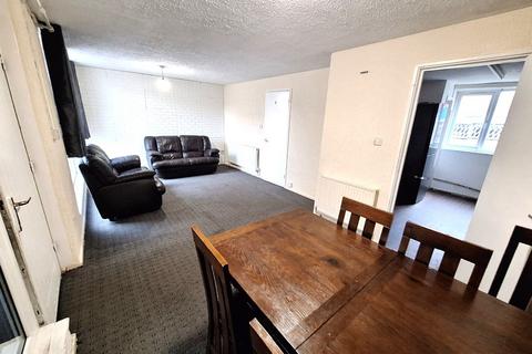 3 bedroom terraced house to rent, Cumbrian Close, Ardwick, Manchester, M13