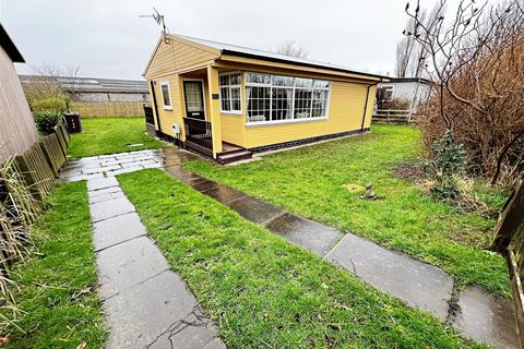 3 bedroom chalet for sale, Humberston Fitties, Humberston, Grimsby, N.E. Lincs, DN36 4HE