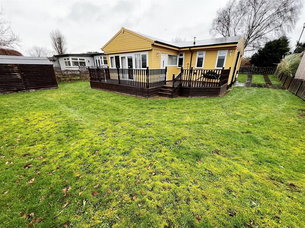 Humberston Fitties, Humberston... 4 bed chalet for sale £85,000