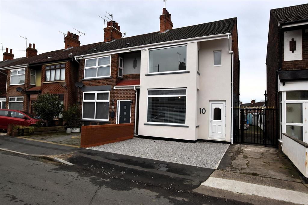 Stephenson Street, Hull 3 bed end of terrace house £795 pcm (£183 pw)