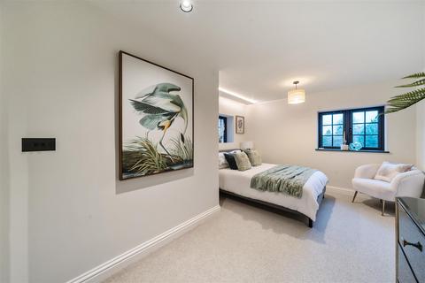 2 bedroom apartment for sale, St. Andrews Square, Surbiton