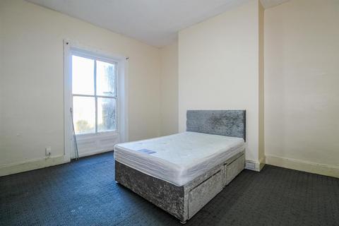 2 bedroom flat for sale, Beckett Road, Dewsbury WF13