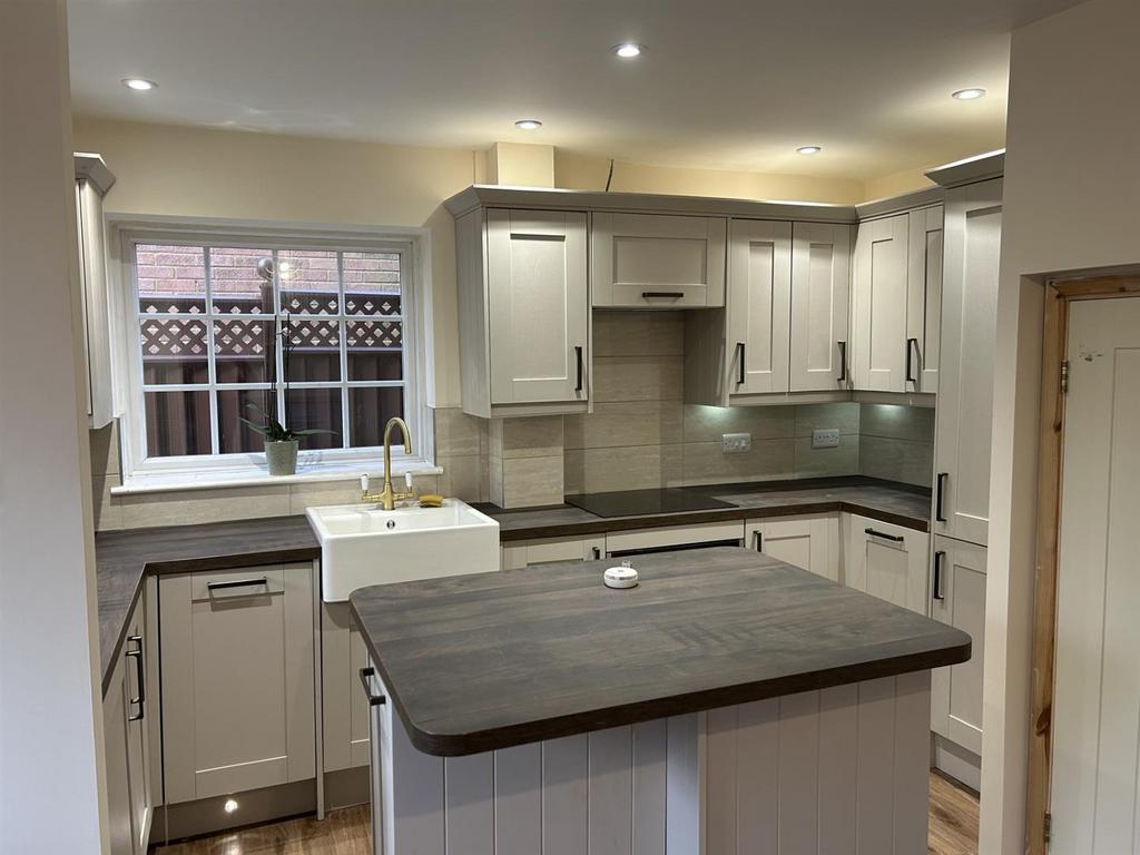 Kitchen with Breakfast Bar