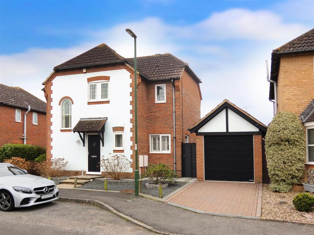 Blenheim Drive, Rustington BN16 3 bed detached house for sale £450,000
