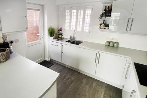15 Blenheim Drive, Rustington, Littlehampton, BN16 3SN