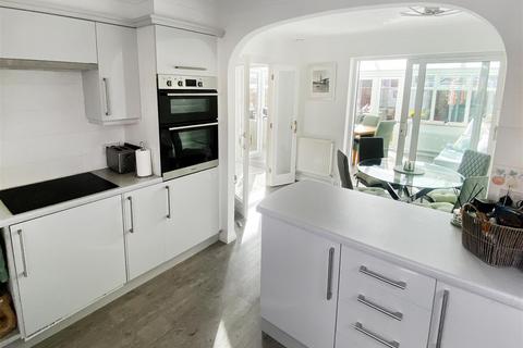 15 Blenheim Drive, Rustington, Littlehampton, BN16 3SN