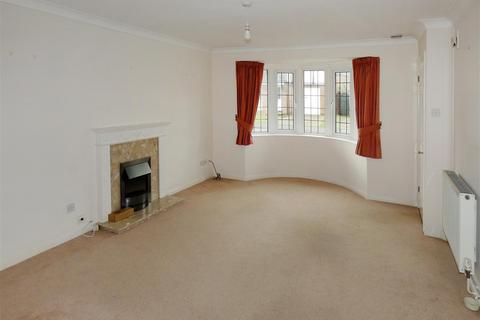 28 Blenheim Drive, Rustington, Littlehampton, BN16 3SN