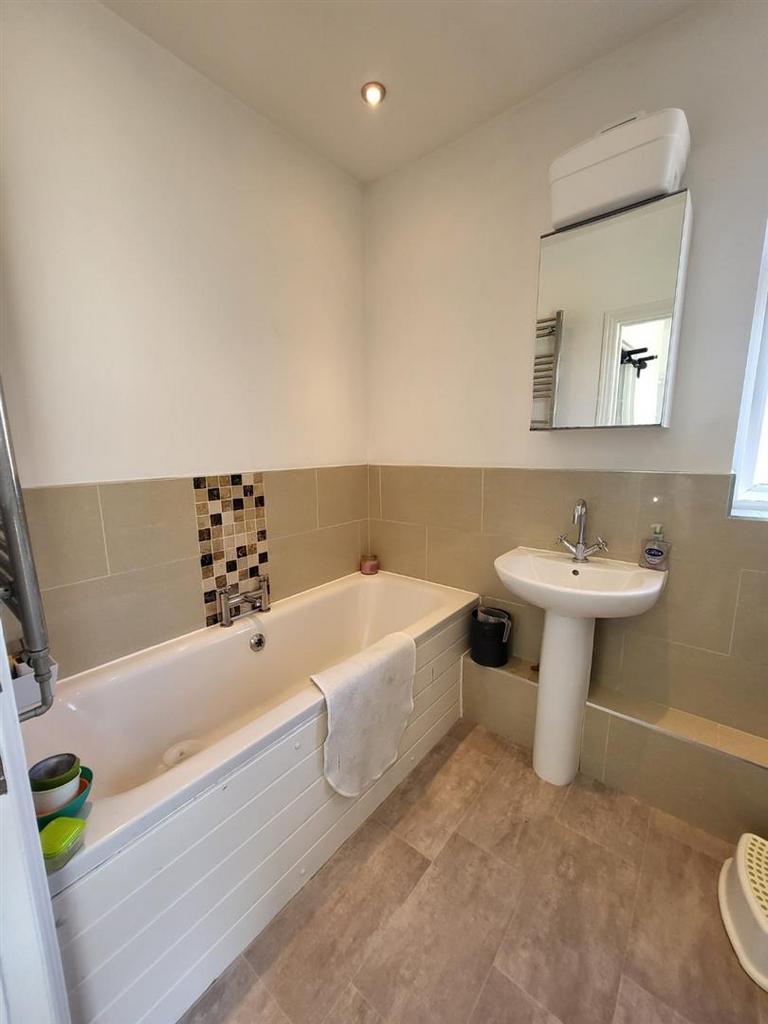 Bathroom 2.jpg