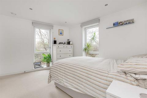 2 bedroom flat for sale, Eltringham Street, London SW18