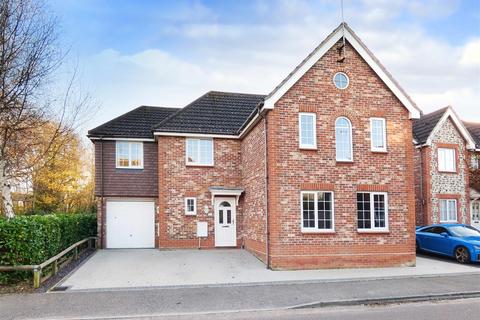 28 Columbine Way, Littlehampton, BN17 6UX