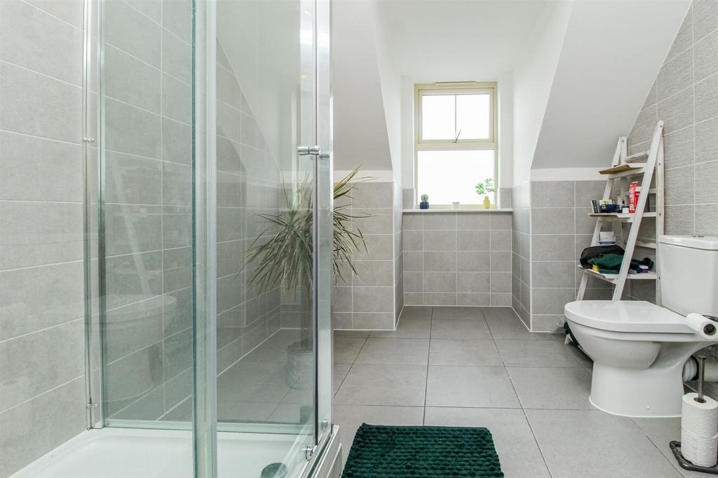 En suite shower room/w.c.