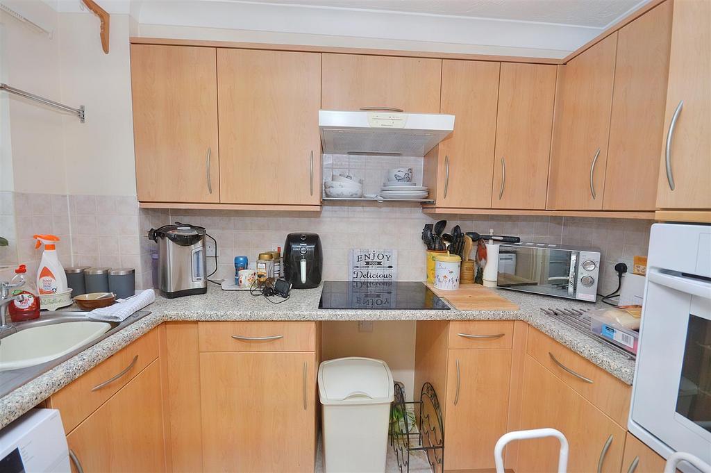 Whitley Road, Eastbourne 2 bed retirement property for sale £149,950
