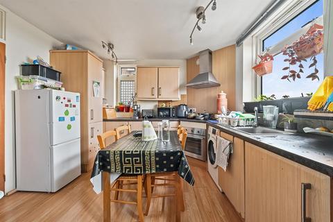 16, Highview House Hatch Grove, Romford, RM6 5NS
