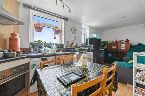 16, Highview House Hatch Grove, Romford, RM6 5NS