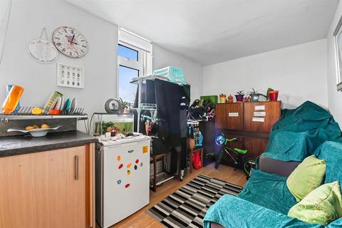 16, Highview House Hatch Grove, Romford, RM6 5NS