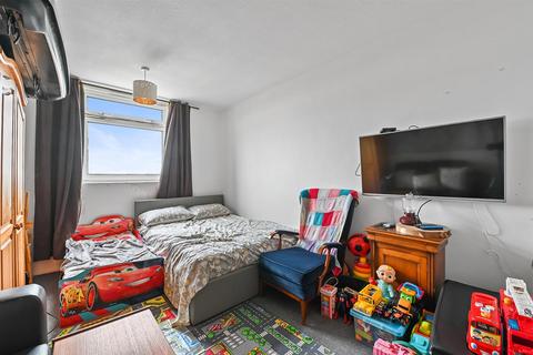 16, Highview House Hatch Grove, Romford, RM6 5NS