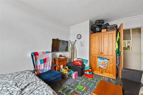 16, Highview House Hatch Grove, Romford, RM6 5NS