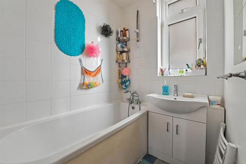 16, Highview House Hatch Grove, Romford, RM6 5NS