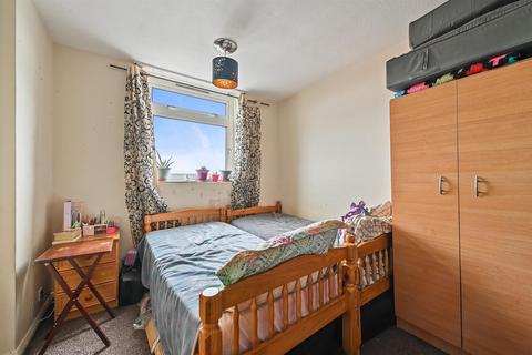 16, Highview House Hatch Grove, Romford, RM6 5NS