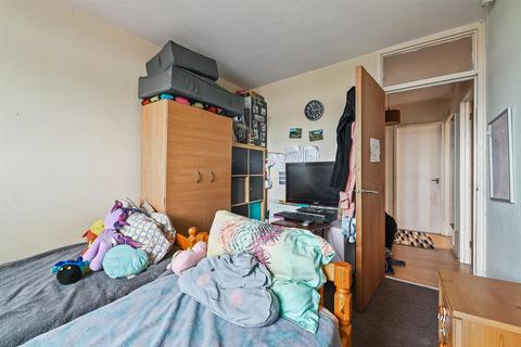16, Highview House Hatch Grove, Romford, RM6 5NS