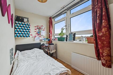 16, Highview House Hatch Grove, Romford, RM6 5NS