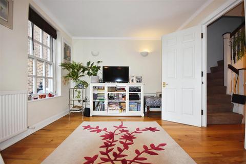 6 Caxton Mews, Brentford, TW8 8BN