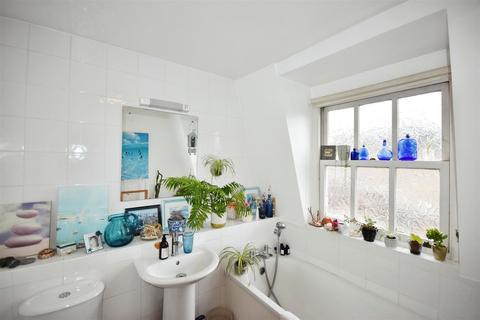6 Caxton Mews, Brentford, TW8 8BN