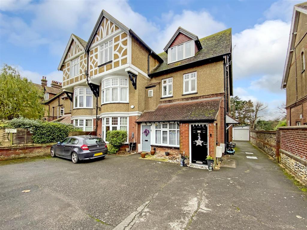 Norfolk Road, Littlehampton BN17 3 bed apartment for sale £225,000