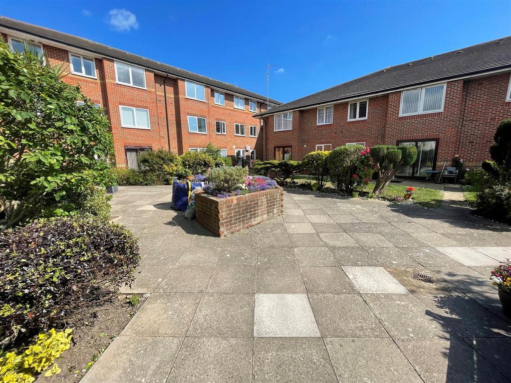 Irvine Road, Littlehampton BN17 2 bed apartment for sale £125,000