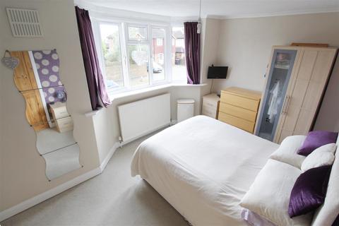 10 Hart Road, Byfleet, West Byfleet, KT14 7NQ